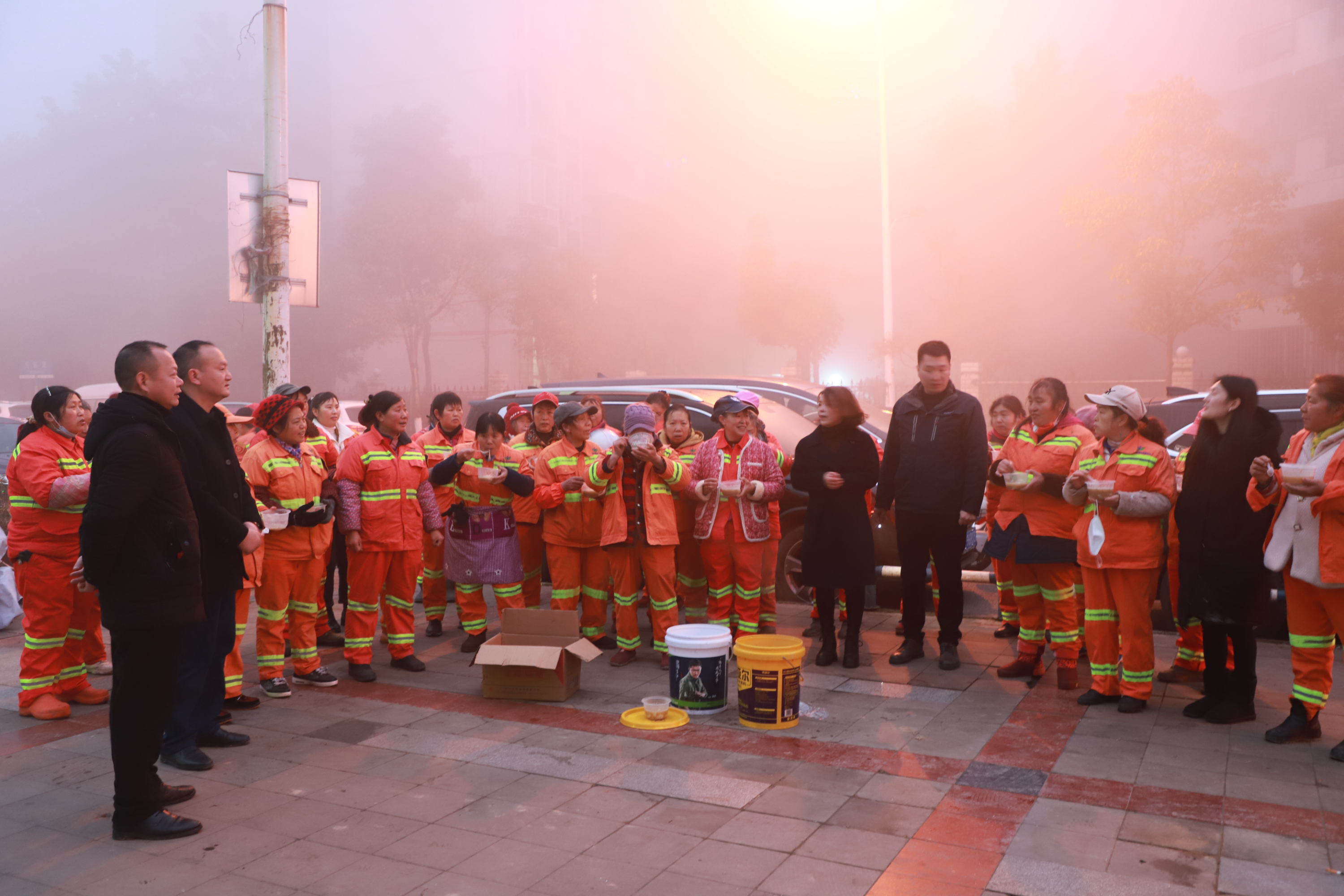 市政服務(wù)公司開展“愛心送湯圓 情暖環(huán)衛(wèi)工”慰問活動